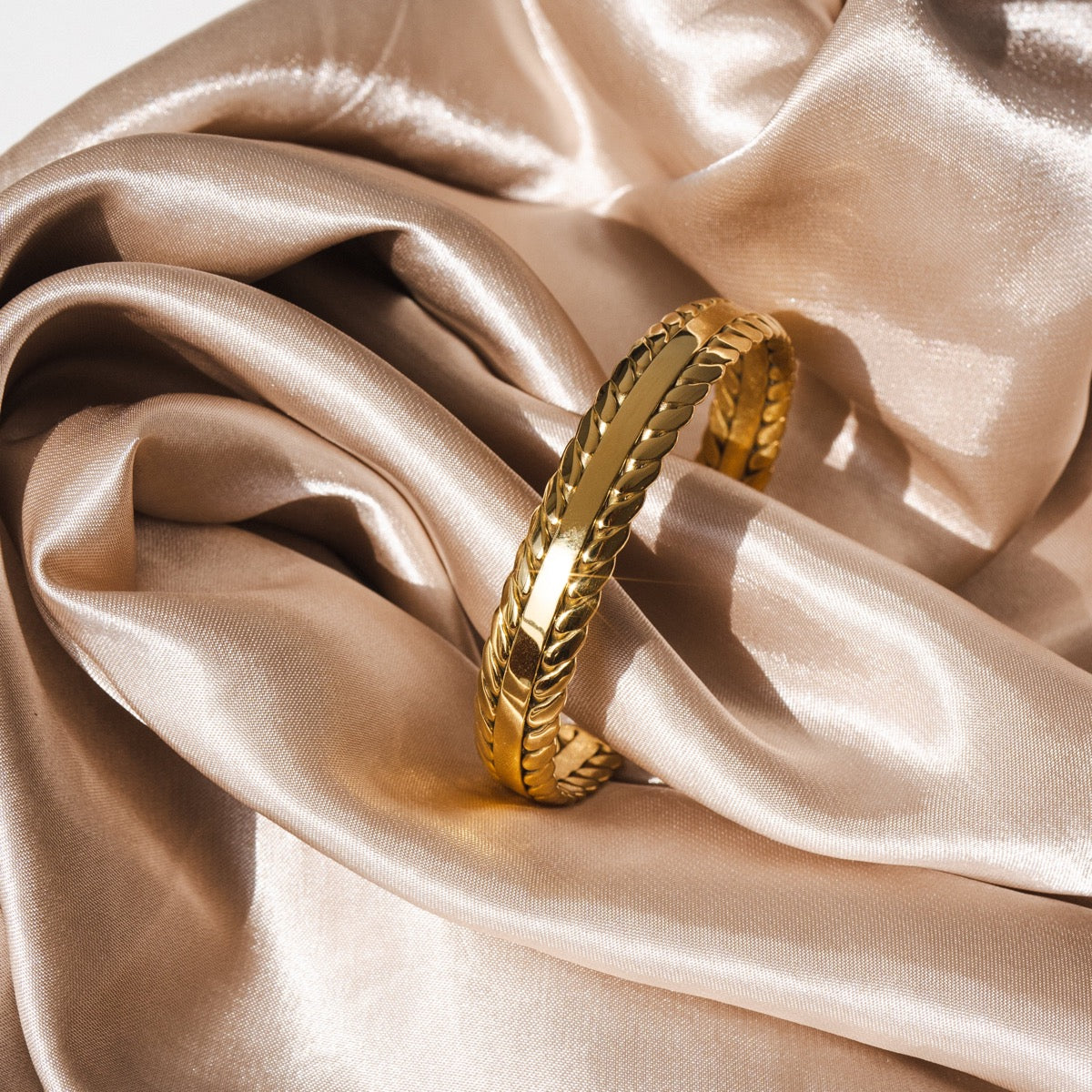 Anaya – Bracelet Jonc Feuilles Tressées