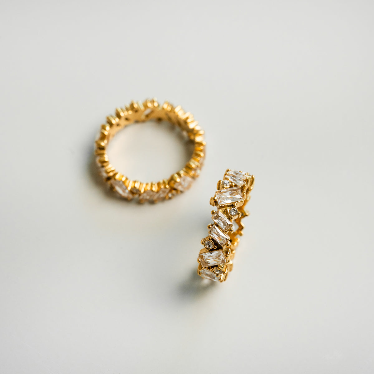Lily – Bague Dorée Sertie de CZ Taille Baguette
