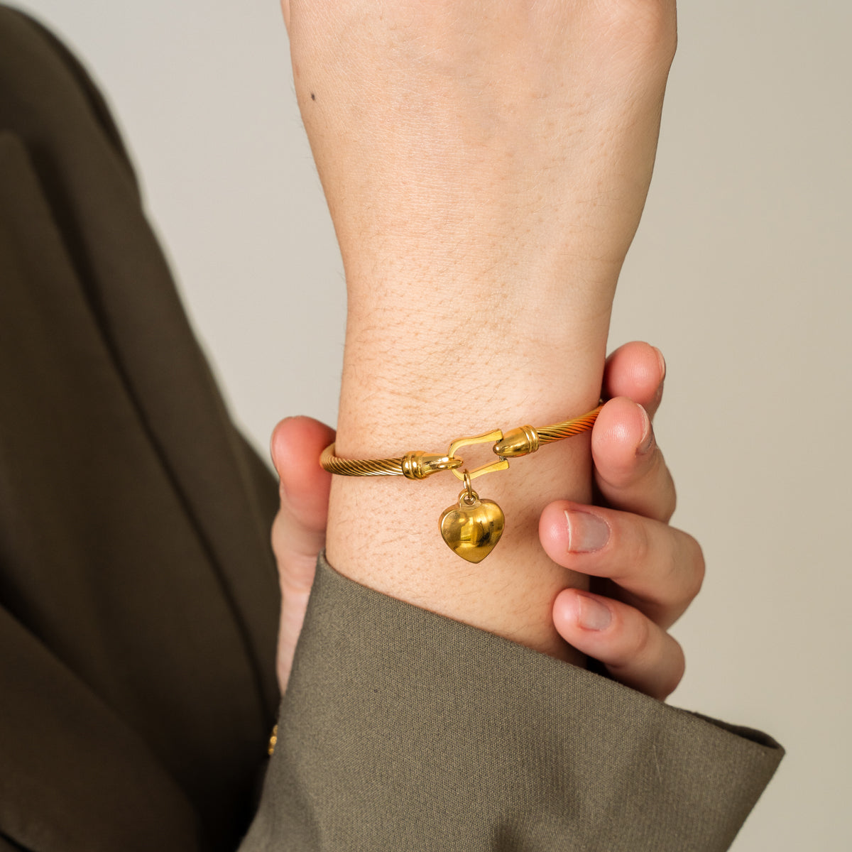 Sophie – Bracelet Orné d’un Pendentif Cœur Doré