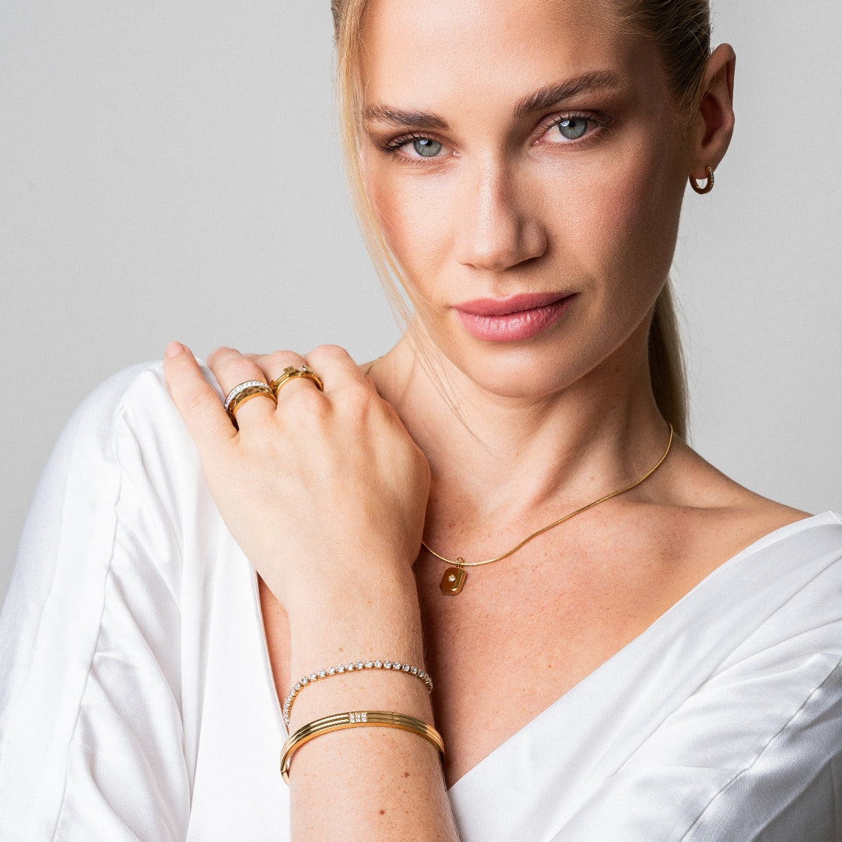 Charry – Bracelet Jonc Orné de Pierre Sculptée