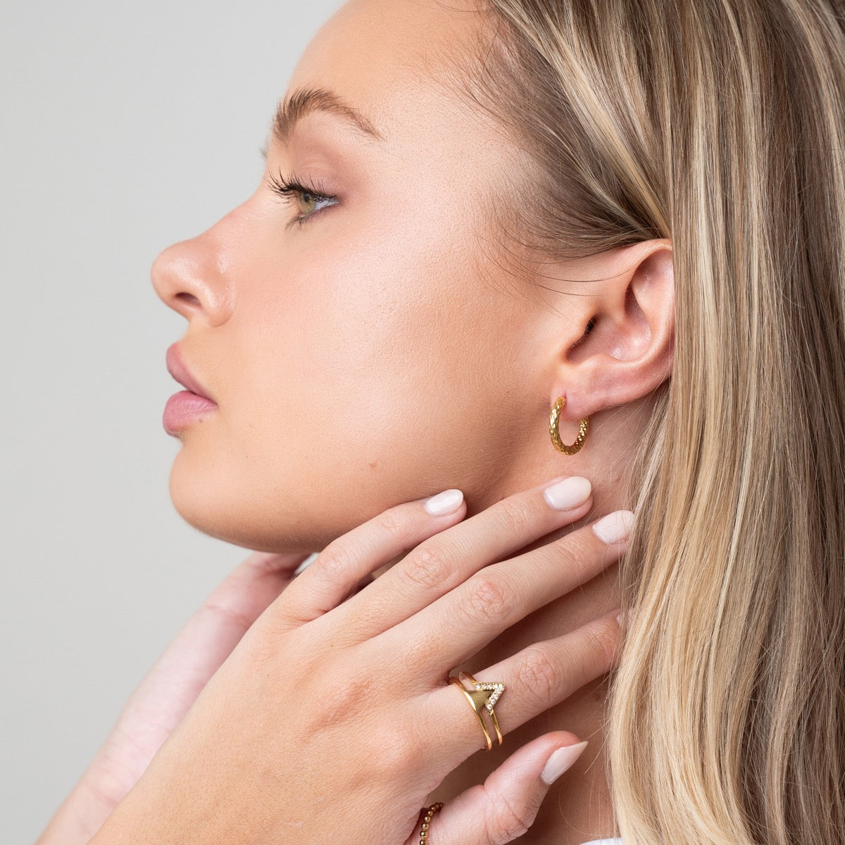 Kelly – Boucles Huggie Texturées