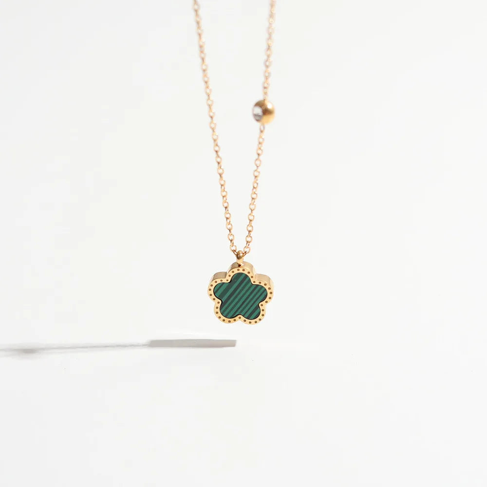 Collier à fleurs de trèfle à cinq feuilles