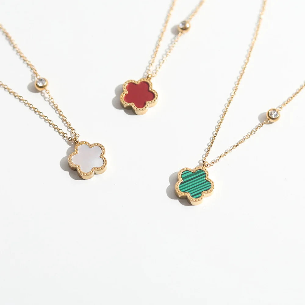 Collier à fleurs de trèfle à cinq feuilles