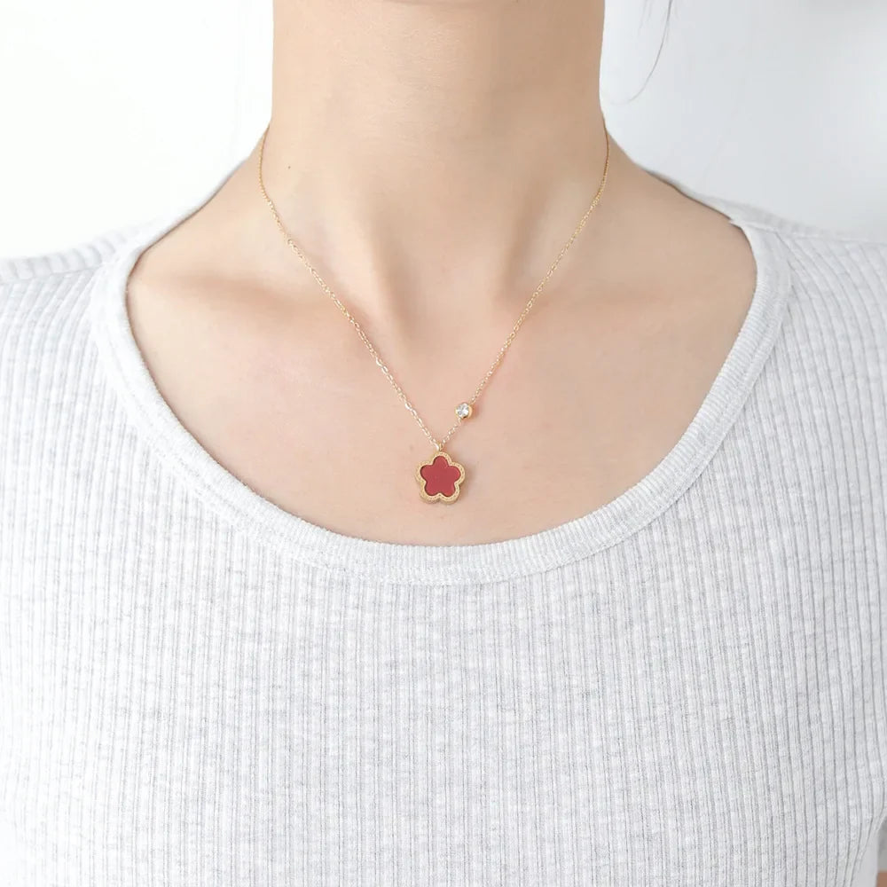 Collier à fleurs de trèfle à cinq feuilles