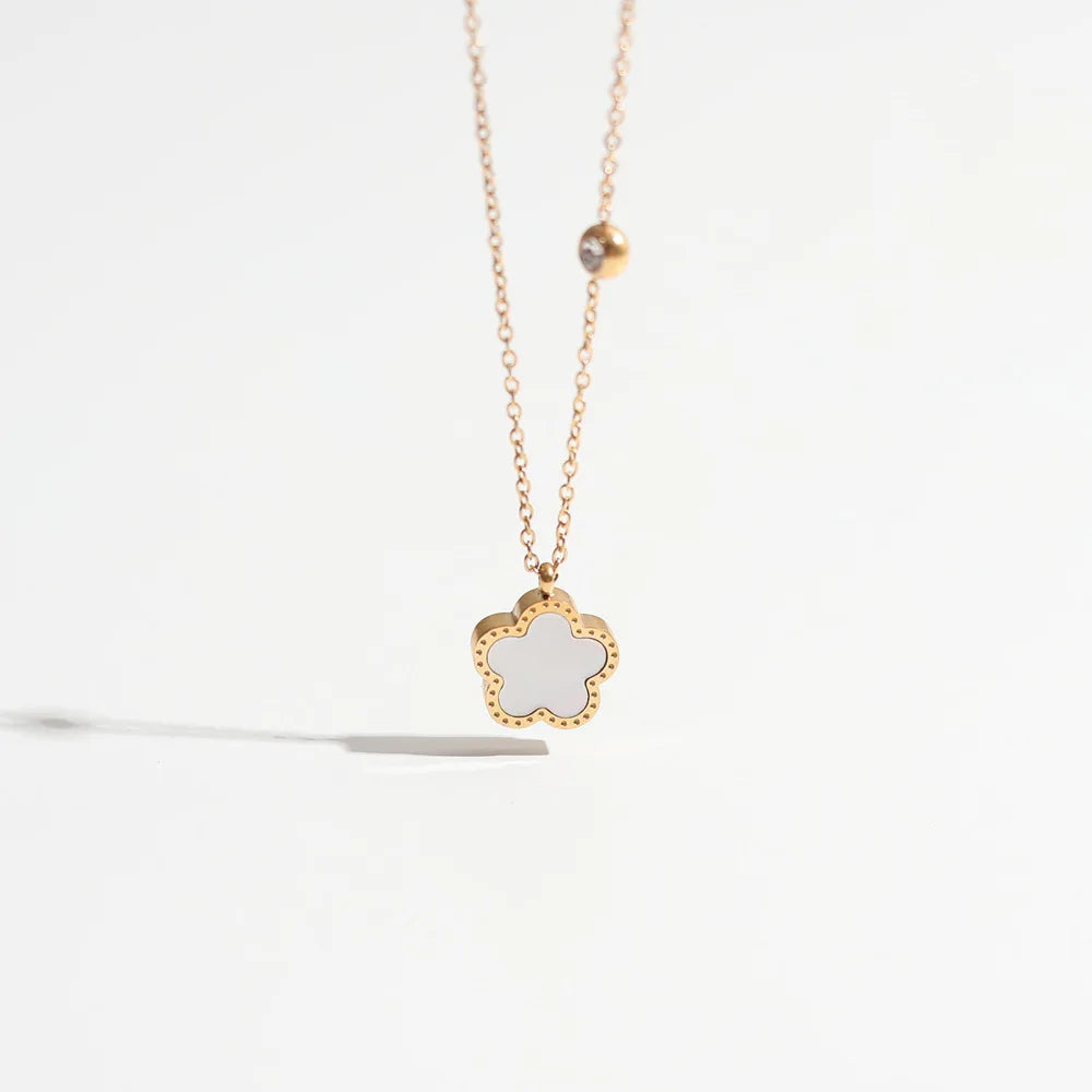 Collier à fleurs de trèfle à cinq feuilles
