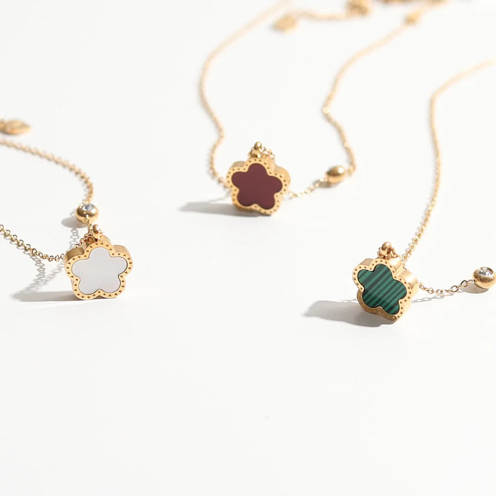 Collier à fleurs de trèfle à cinq feuilles