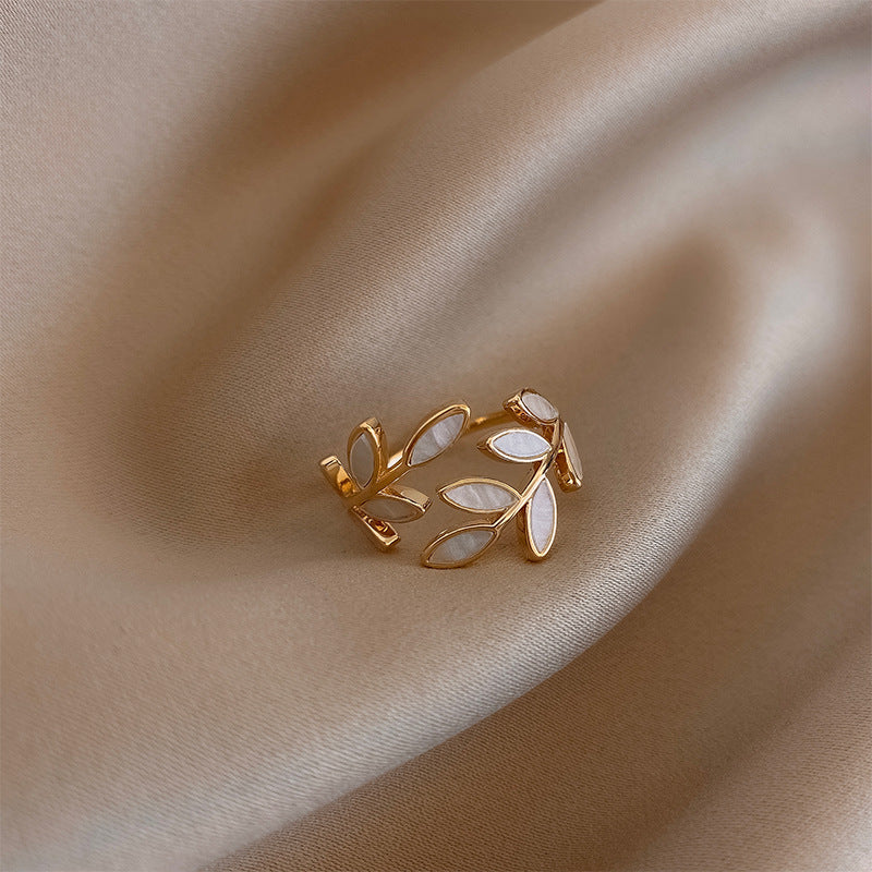 Pria – Bague Élégante en Opale Blanche et Feuille