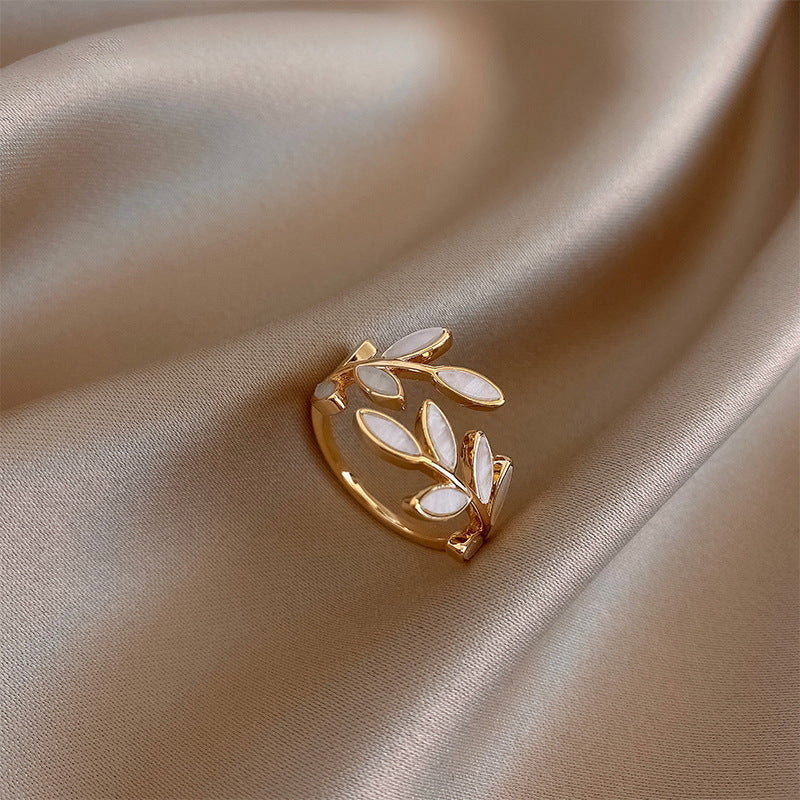 Auriane – Bague Dorée Feuille & Opale Blanche