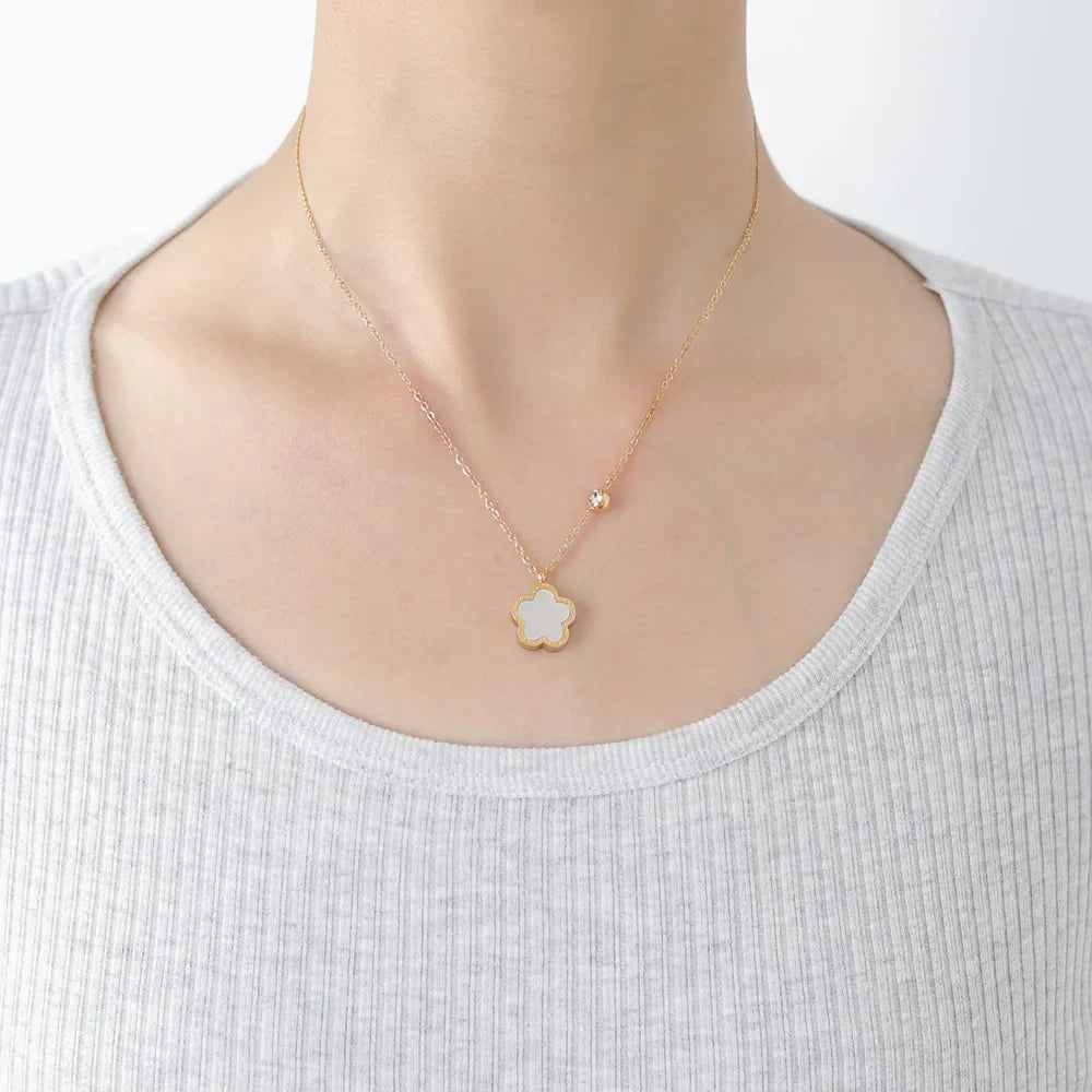 Collier à fleurs de trèfle à cinq feuilles