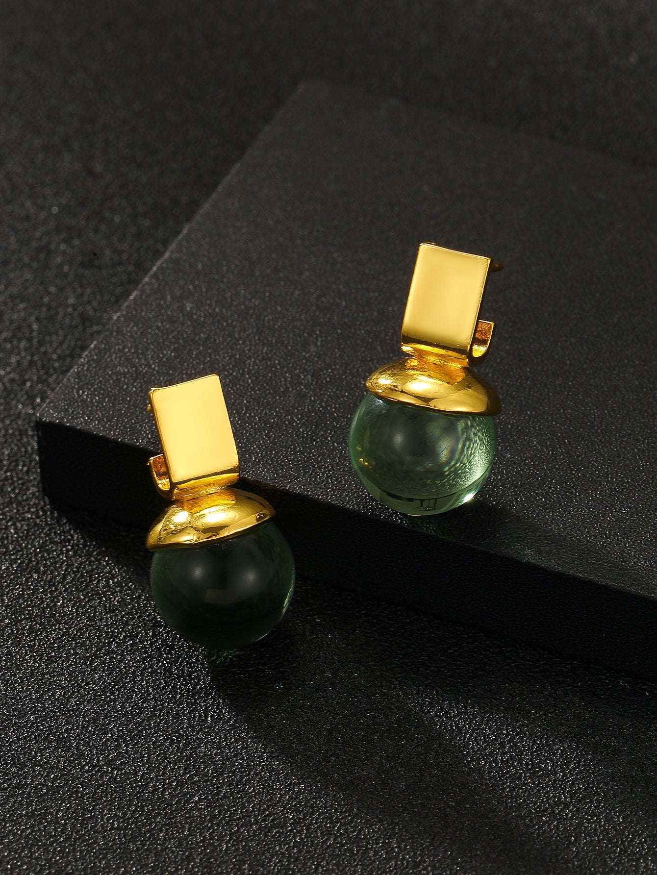 Charlie - Boucles d'oreilles vintage avec cristal vert et accents dorés