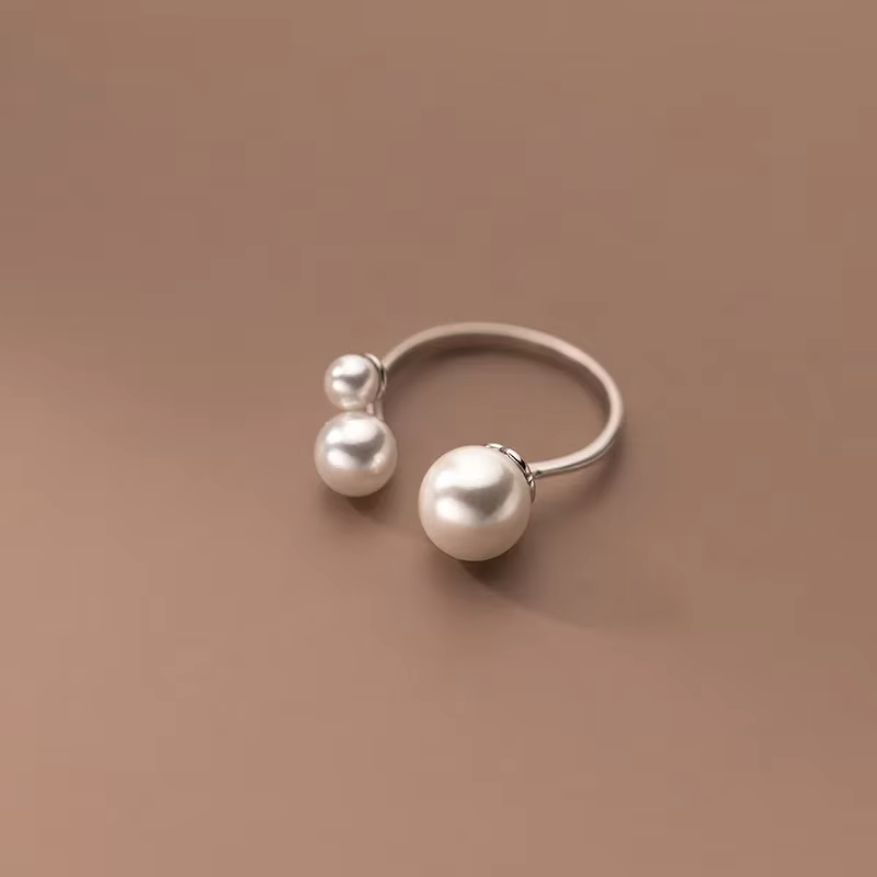 Clara – Bague Ajustable avec Perle d'Eau Douce et Design Triangulaire