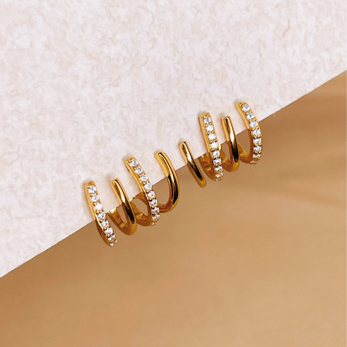 Zirconia à Quatre Facettes - Boucles d'Oreilles Huggie Intarsia