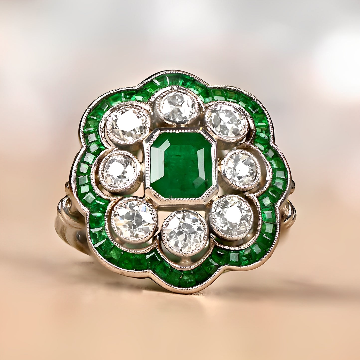 Margie – Bague Vintage avec Émeraude et Détail Doré