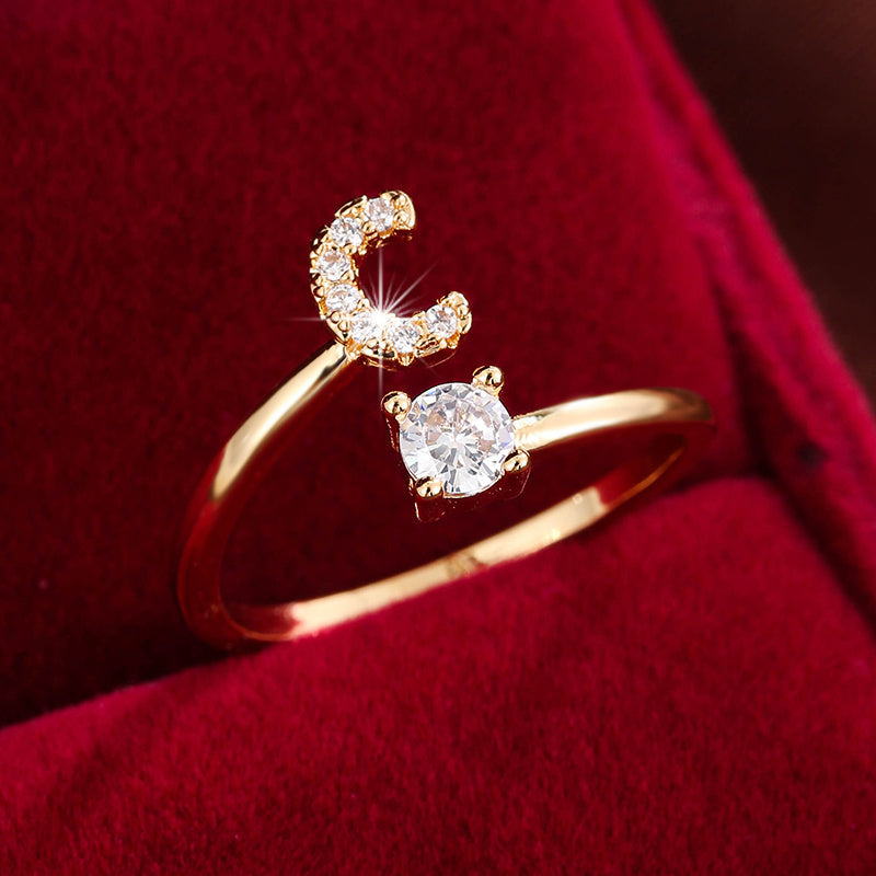Nova – Bague Moderne Ouverte avec Initiale et Cubic Zirconia