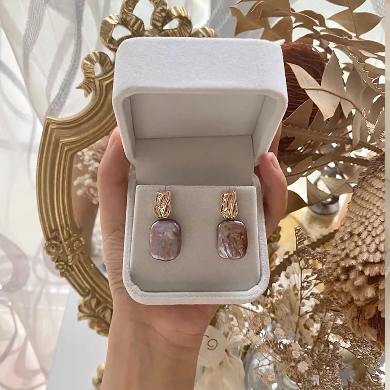 Aiah – Boucles d’Oreilles Dorées avec Perles Baroques Élégantes