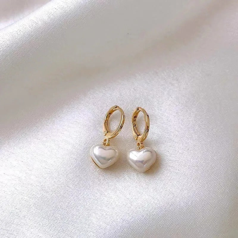 Noreen – Boucles d’Oreilles Cœur Élégantes avec Perle