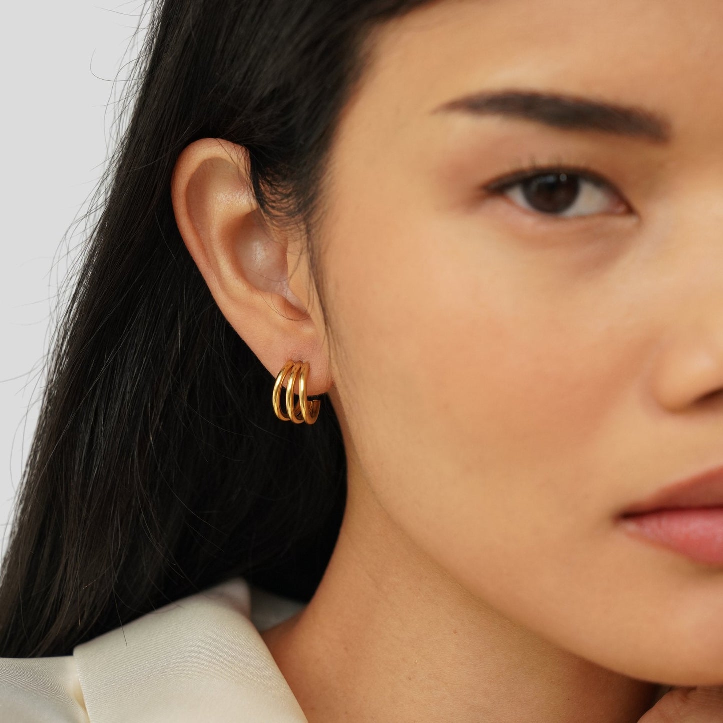 Anaya – Boucles d’Oreilles Créoles Triples Dorées