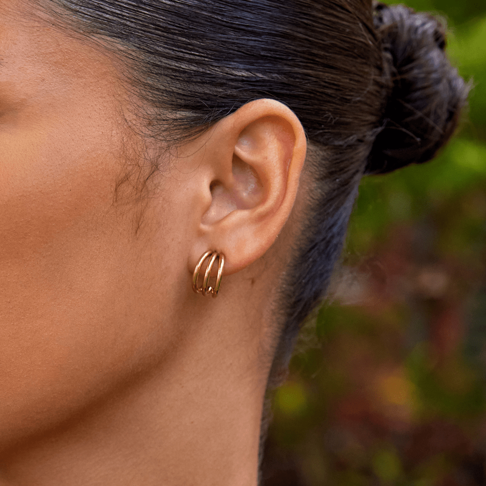 Anaya – Boucles d’Oreilles Créoles Triples Dorées