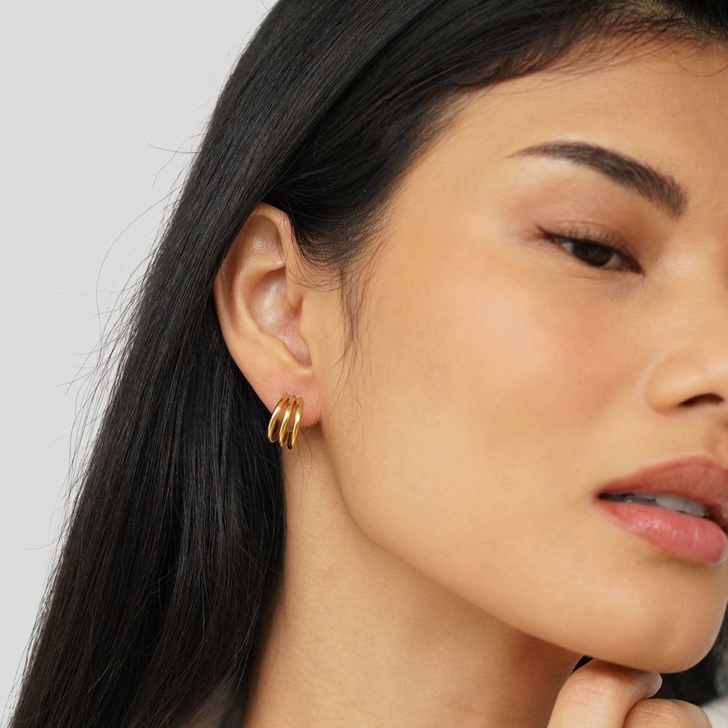 Anaya – Boucles d’Oreilles Créoles Triples Dorées