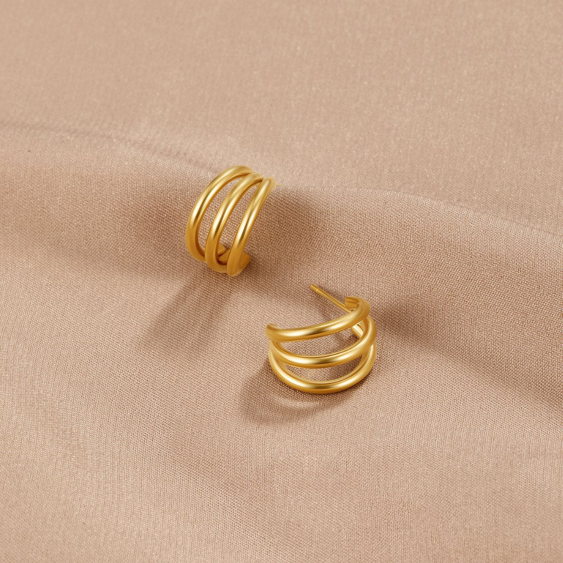Anaya – Boucles d’Oreilles Créoles Triples Dorées