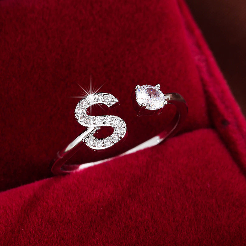 Nova – Bague Moderne Ouverte avec Initiale et Cubic Zirconia