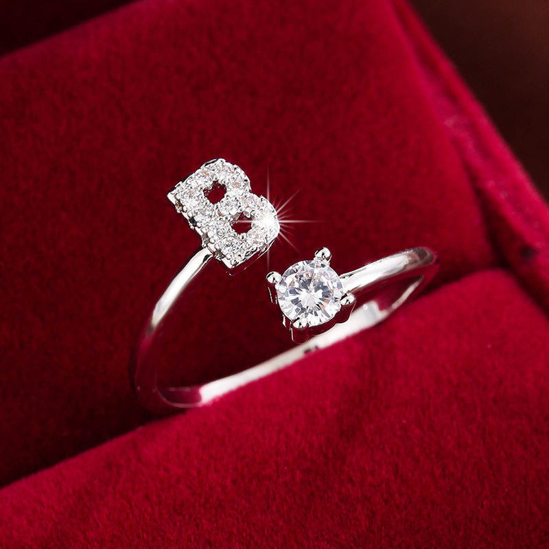 Nova – Bague Moderne Ouverte avec Initiale et Cubic Zirconia
