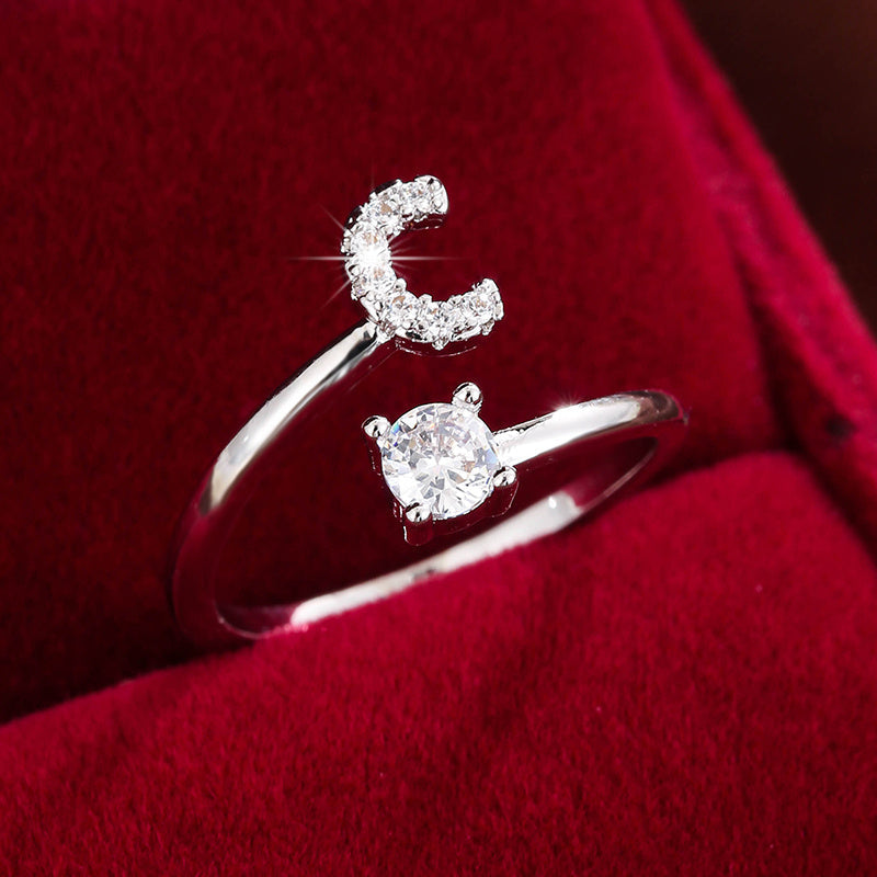Nova – Bague Moderne Ouverte avec Initiale et Cubic Zirconia