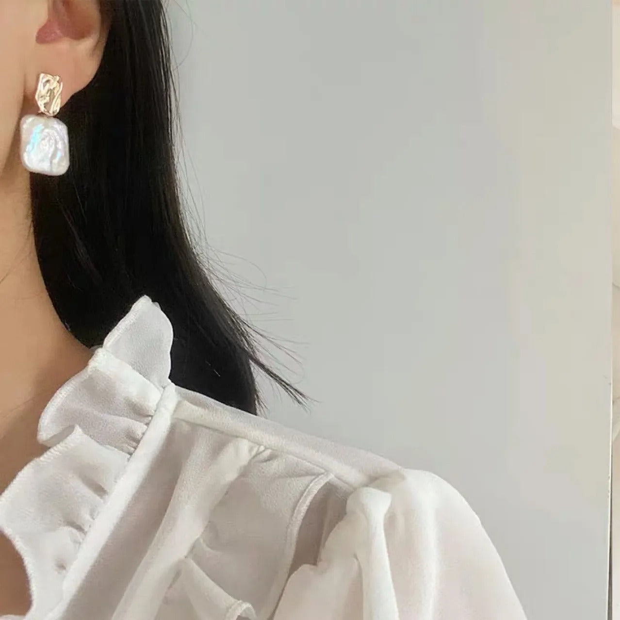 Aiah – Boucles d’Oreilles Dorées avec Perles Baroques Élégantes
