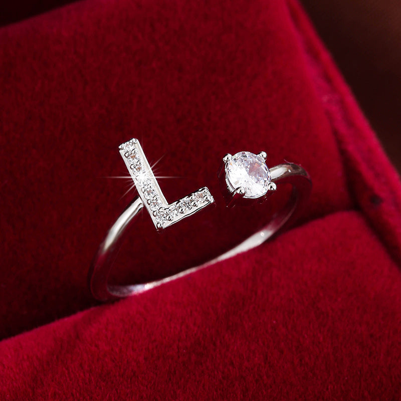 Nova – Bague Moderne Ouverte avec Initiale et Cubic Zirconia