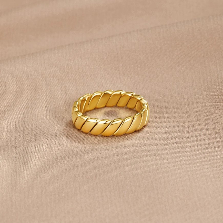 Calira – Bague Infini Torsadée Dorée