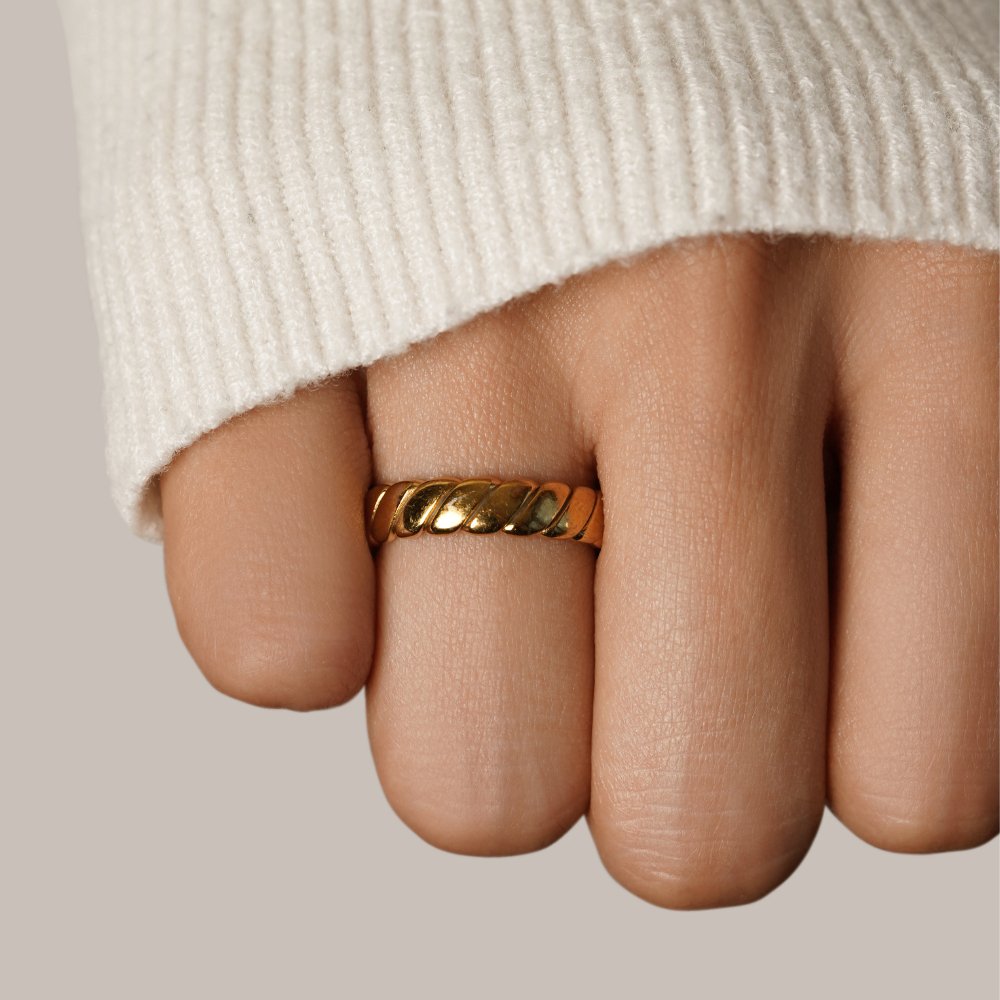 Calira – Bague Infini Torsadée Dorée
