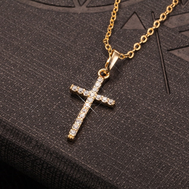 Celestia – Collier avec Pendentif Croix Raffiné