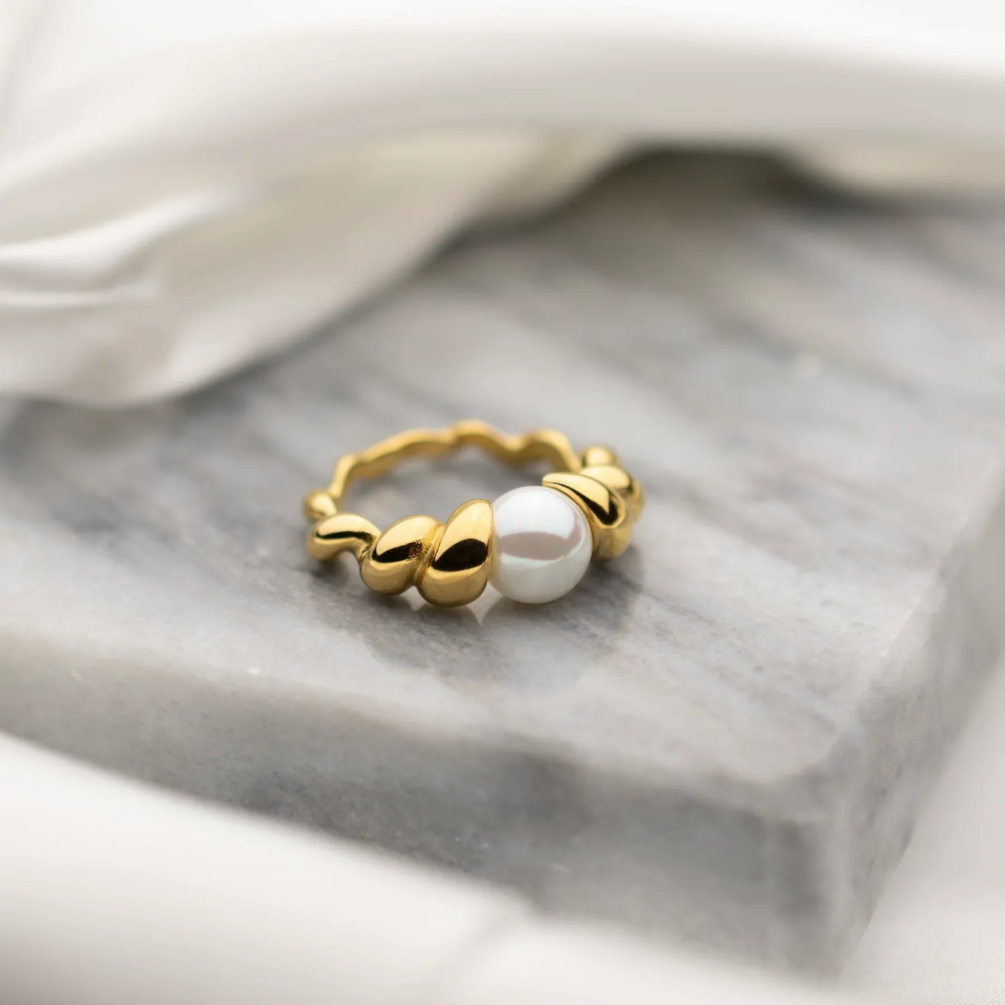 Dana – Bague Tordue avec Perle Élégante