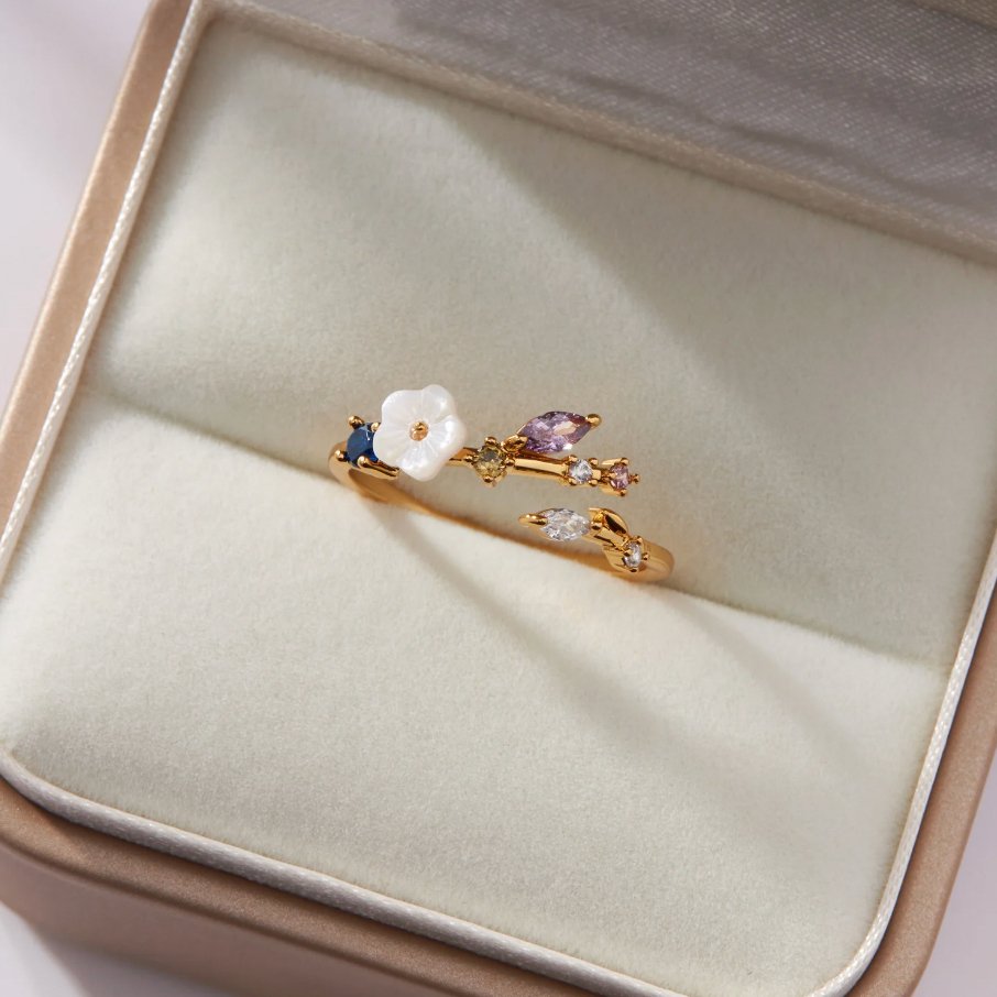 Leah - Bague en or avec fleurs cristallines blanches