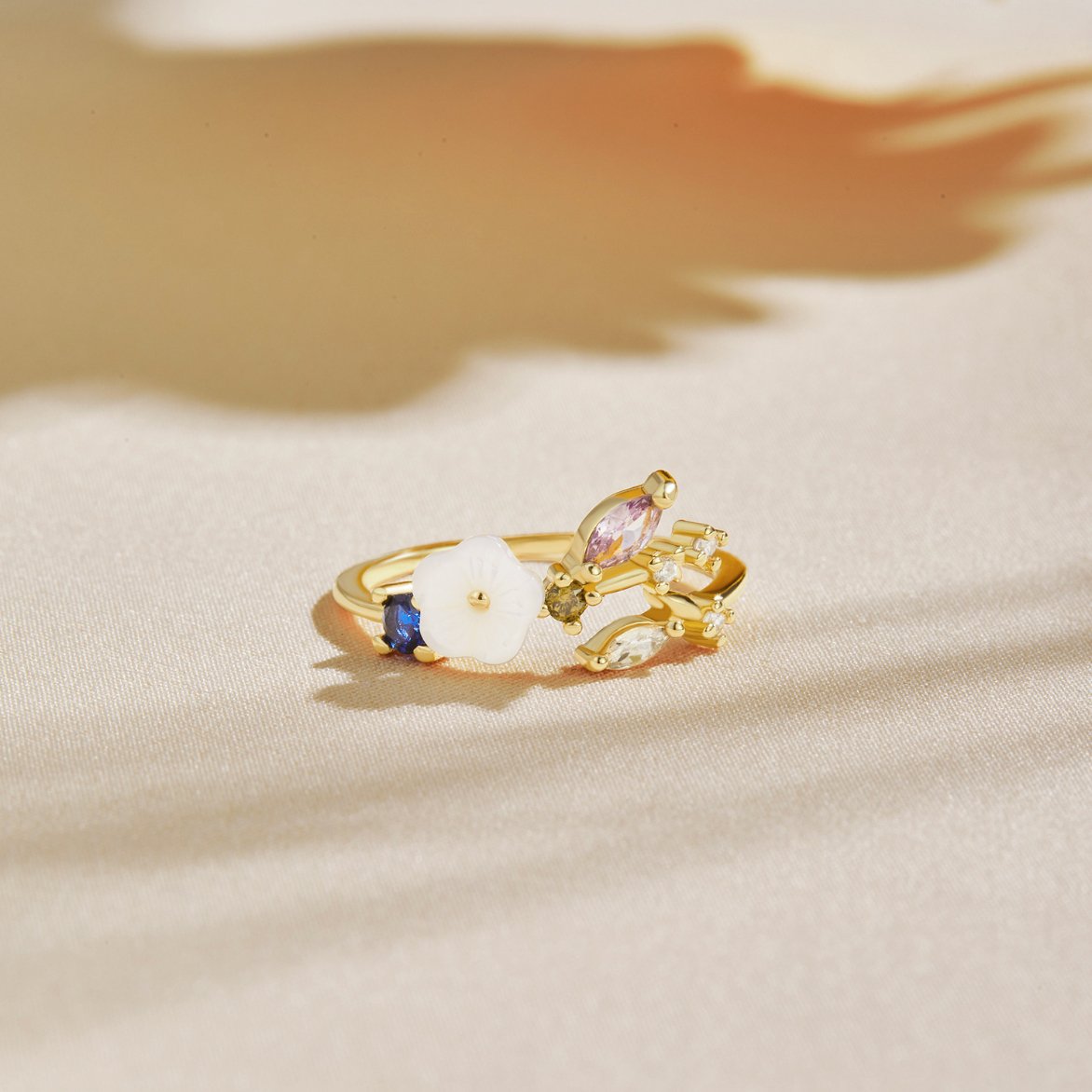 Leah - Bague en or avec fleurs cristallines blanches