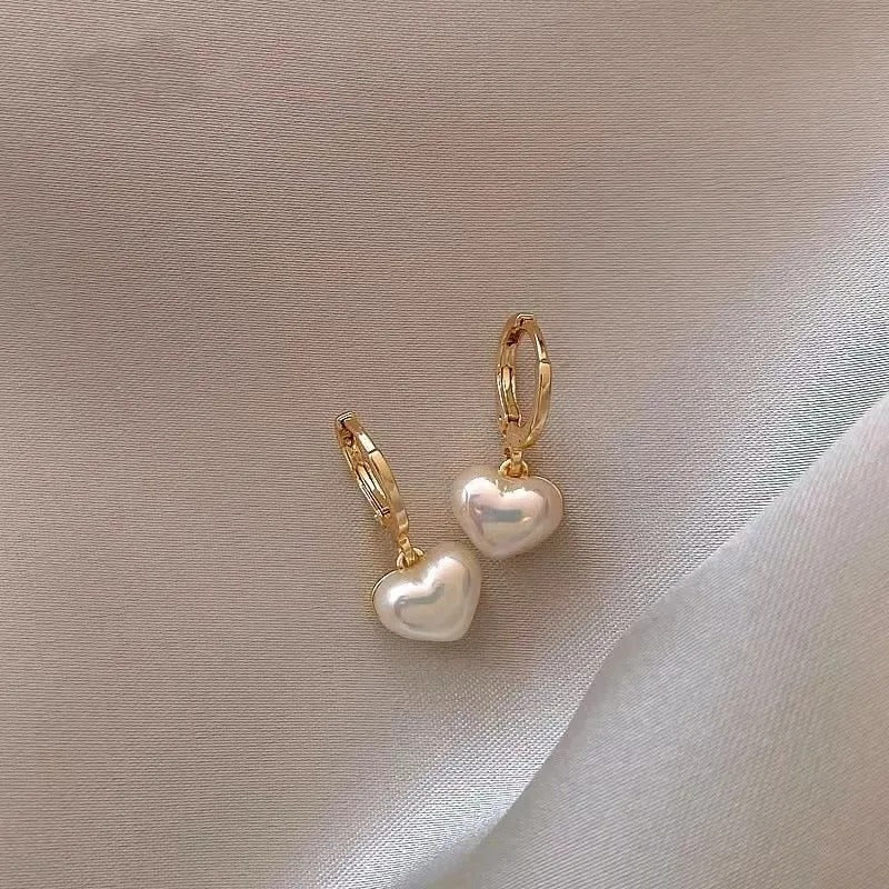 Noreen – Boucles d’Oreilles Cœur Élégantes avec Perle