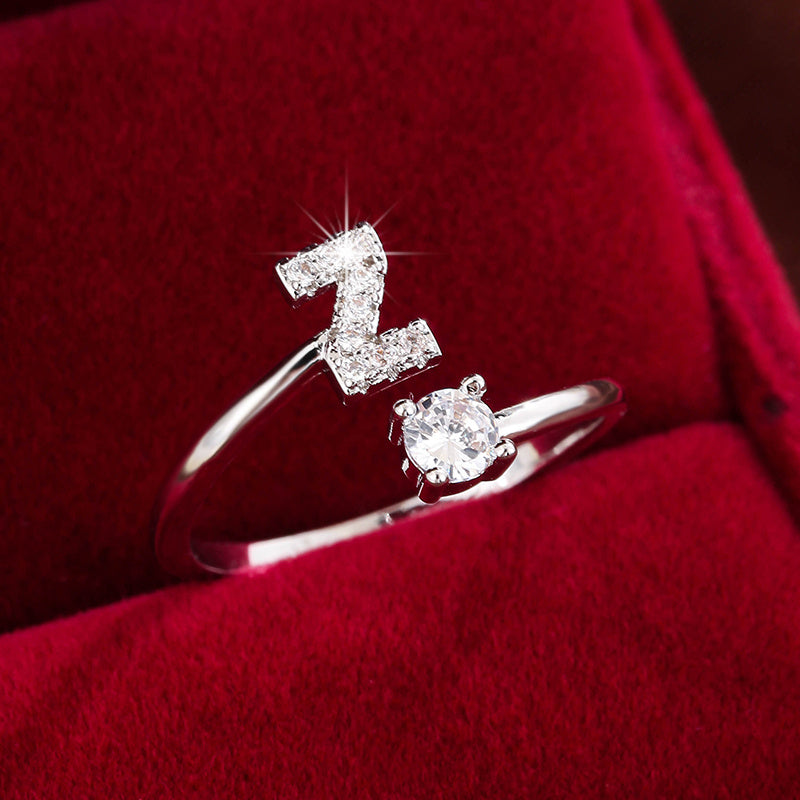 Nova – Bague Moderne Ouverte avec Initiale et Cubic Zirconia