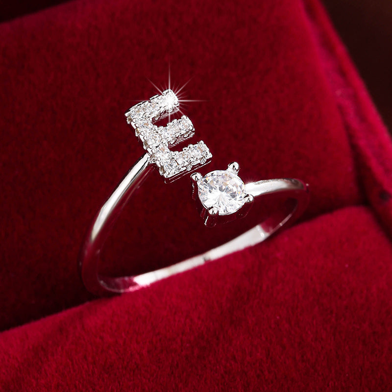 Nova – Bague Moderne Ouverte avec Initiale et Cubic Zirconia