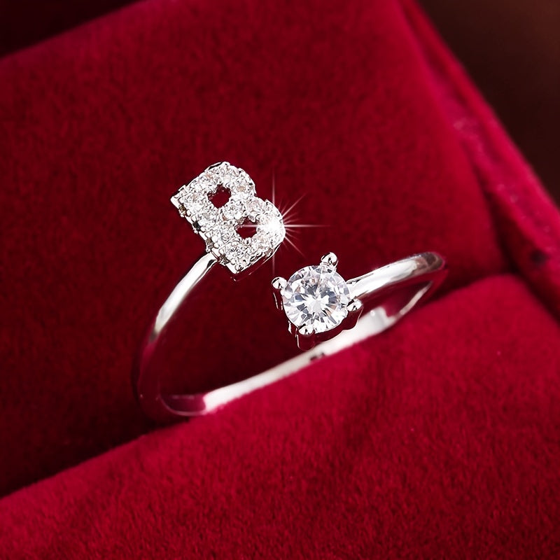 Nova – Bague Moderne Ouverte avec Initiale et Cubic Zirconia