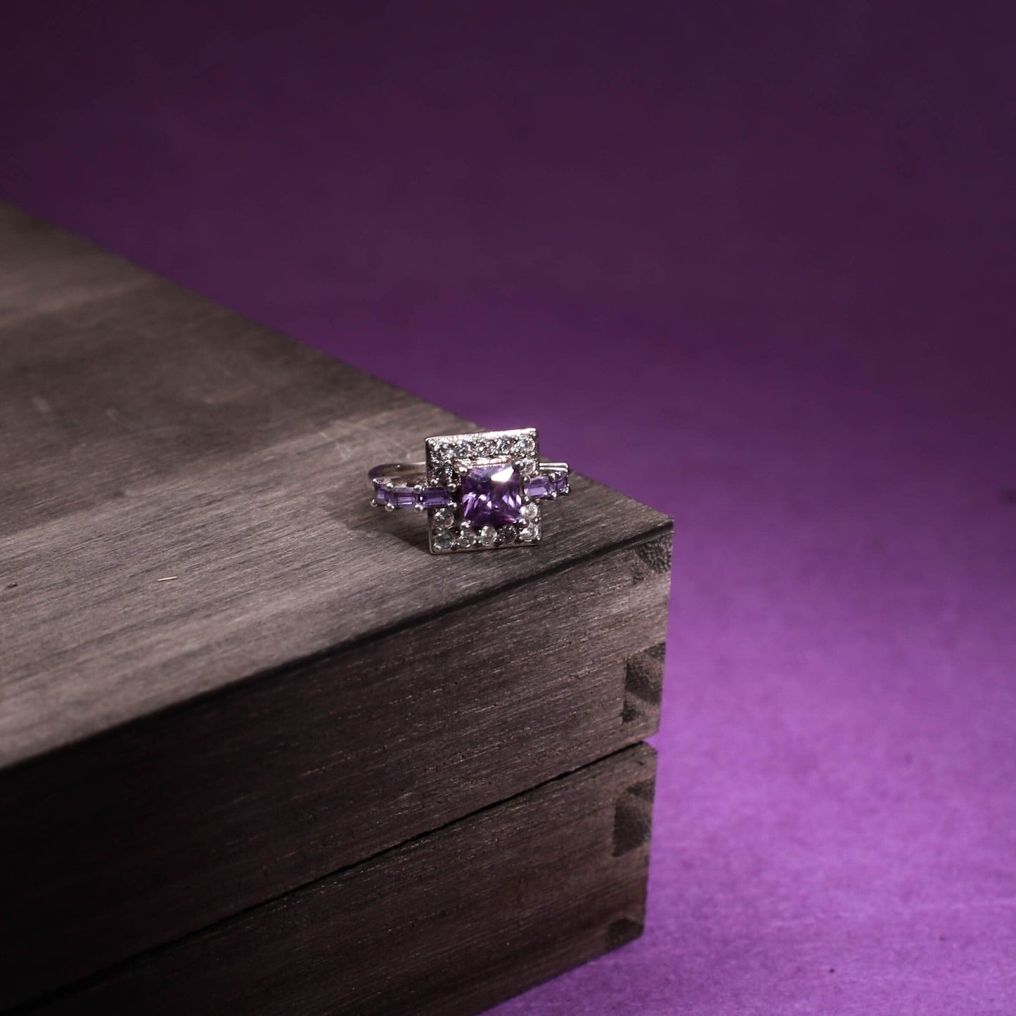Lyra – Bague Carrée en Améthyste Cristal