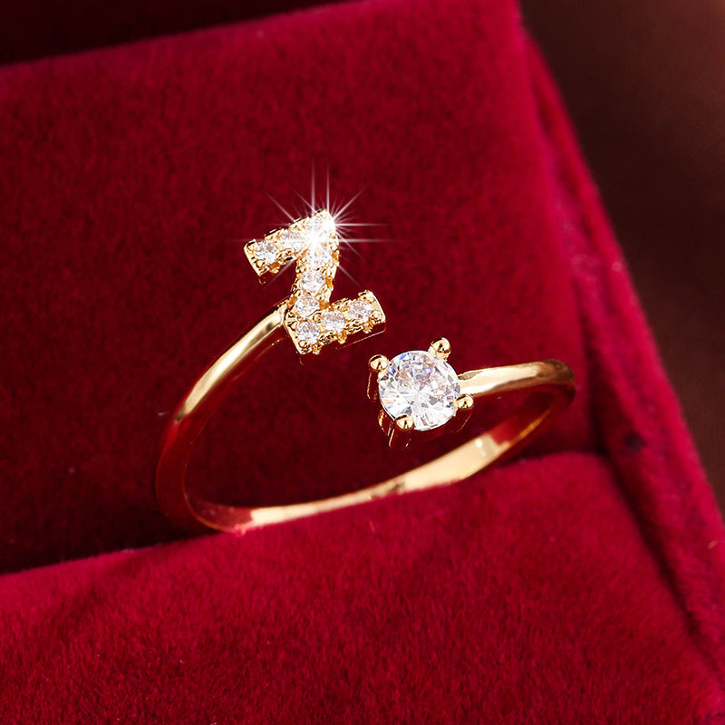 Nova – Bague Moderne Ouverte avec Initiale et Cubic Zirconia