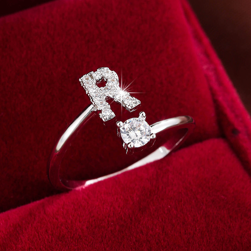 Nova – Bague Moderne Ouverte avec Initiale et Cubic Zirconia
