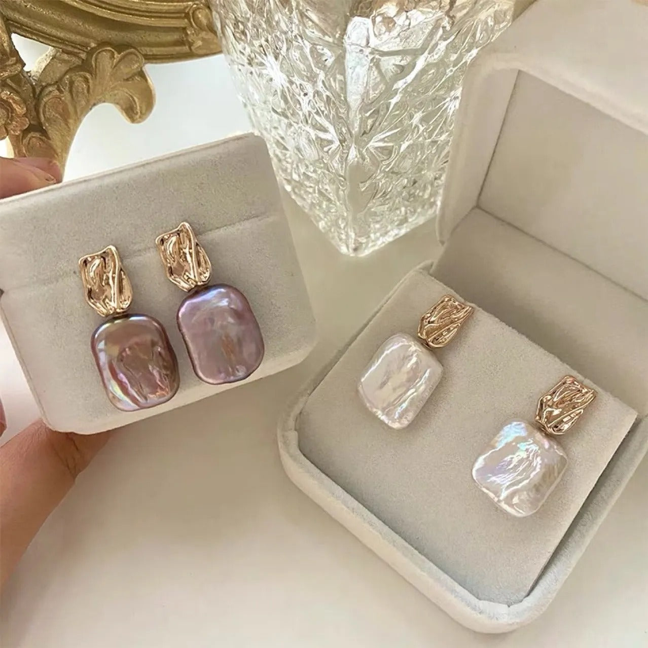Aiah – Boucles d’Oreilles Dorées avec Perles Baroques Élégantes