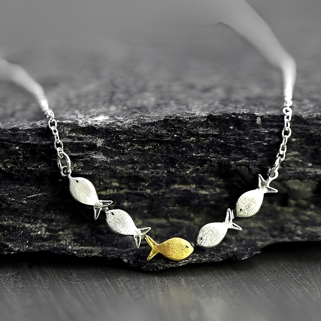 Amandine – Collier Poisson Doré Élégant