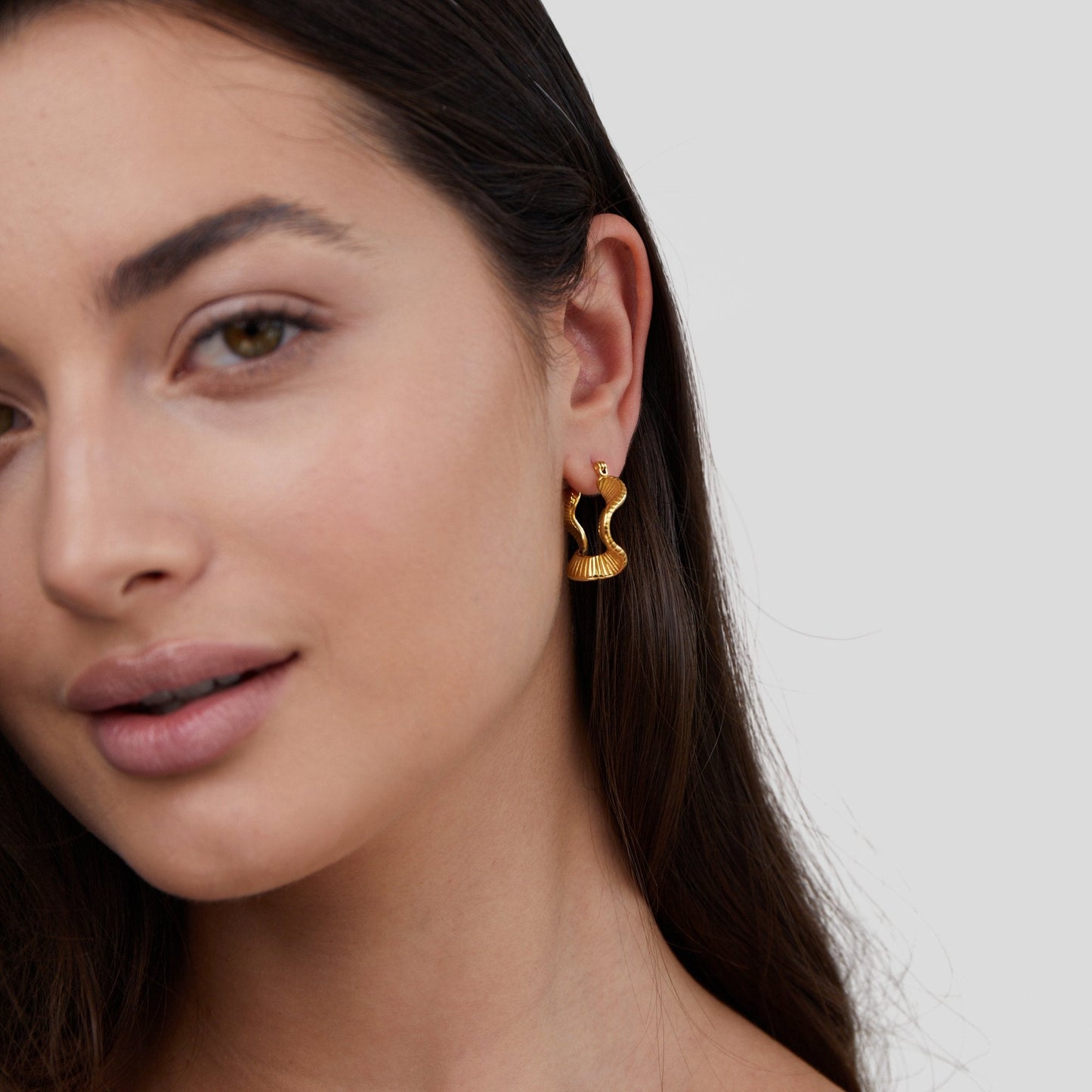 Anja – Créoles Dorées à Design Ondulé