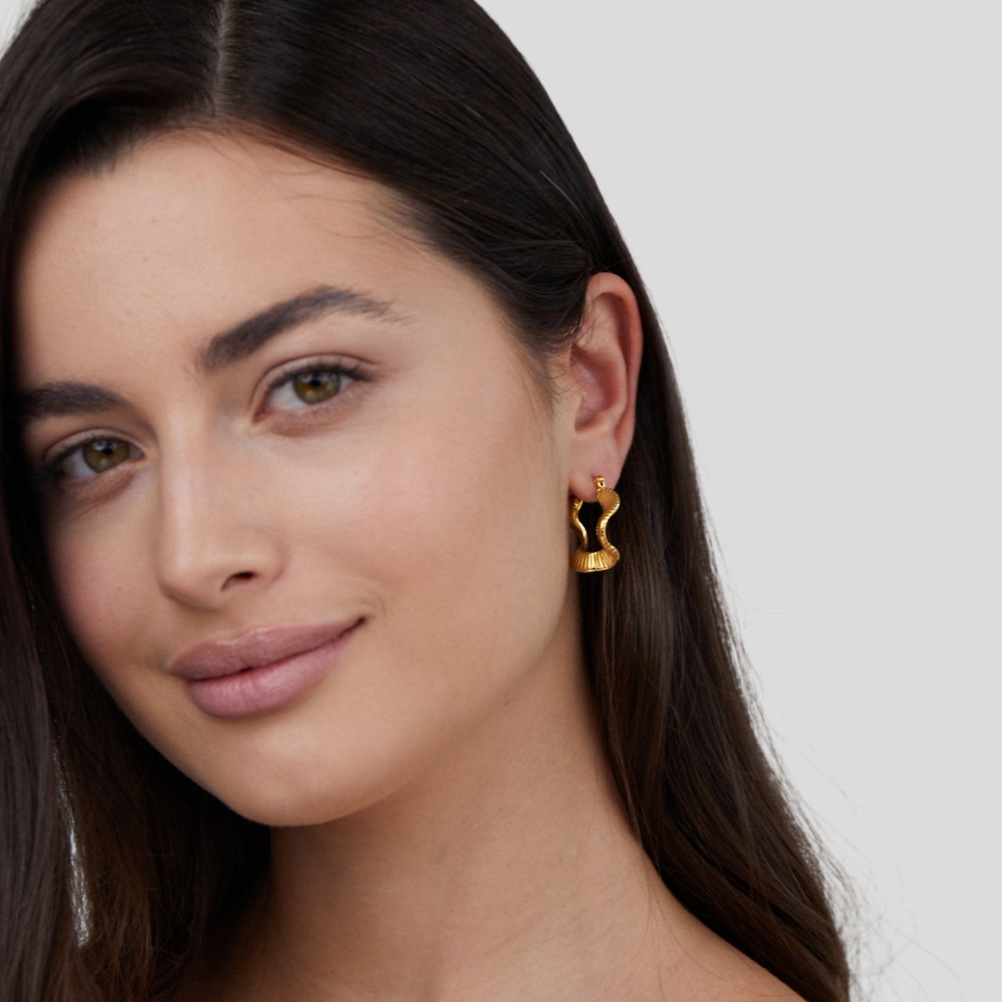 Anja – Créoles Dorées à Design Ondulé
