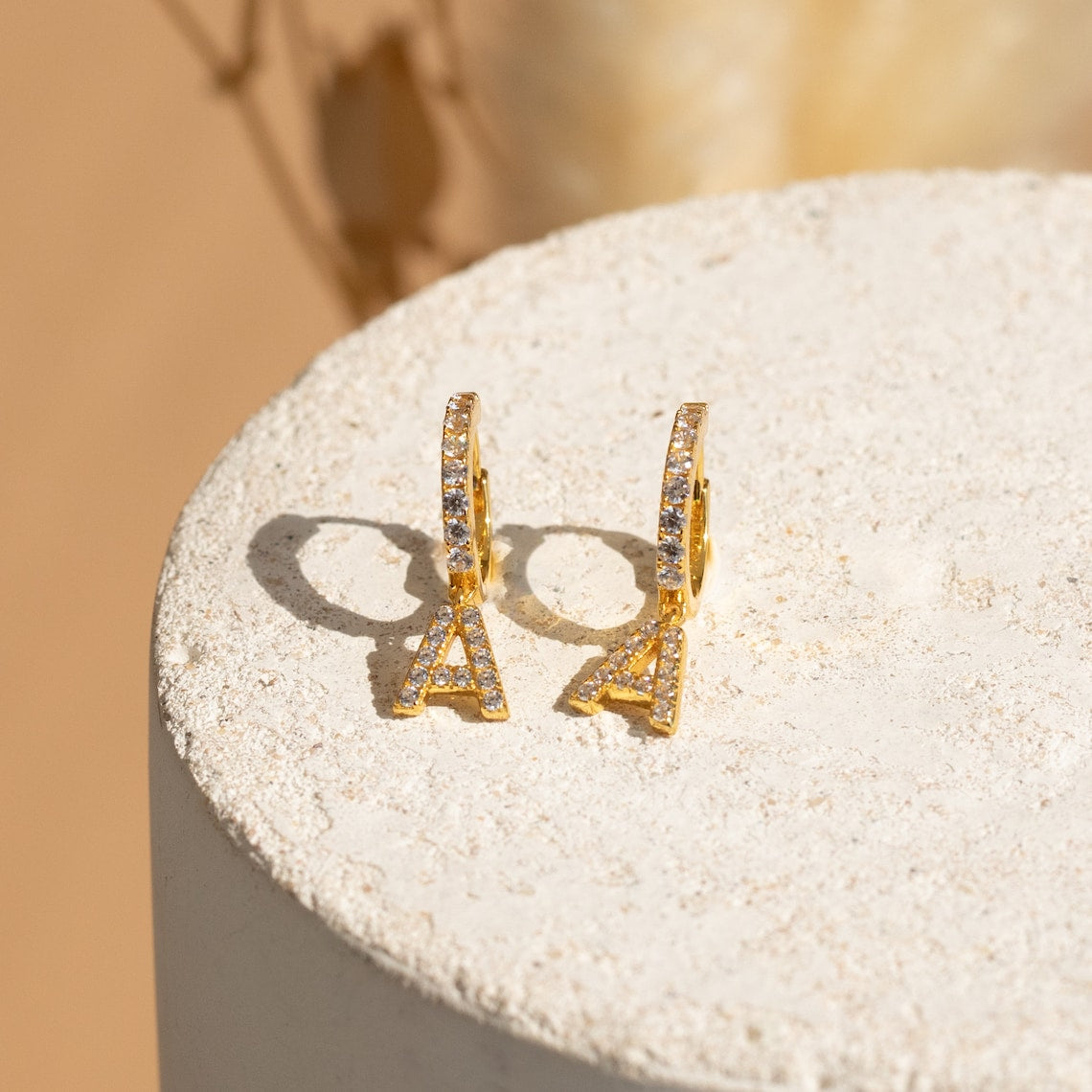 Boucles d'oreilles lettres en diamant - Boucles d'oreilles Huggie délicates