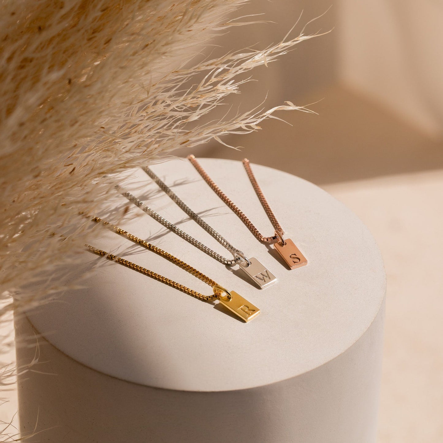 Clara – Collier Mini Tag avec Initiale Personnalisée