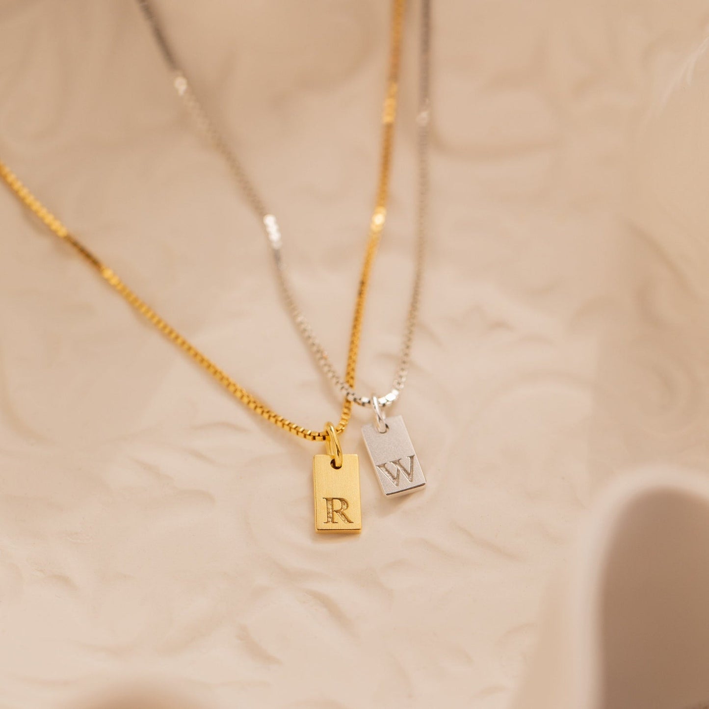 Clara – Collier Mini Tag avec Initiale Personnalisée