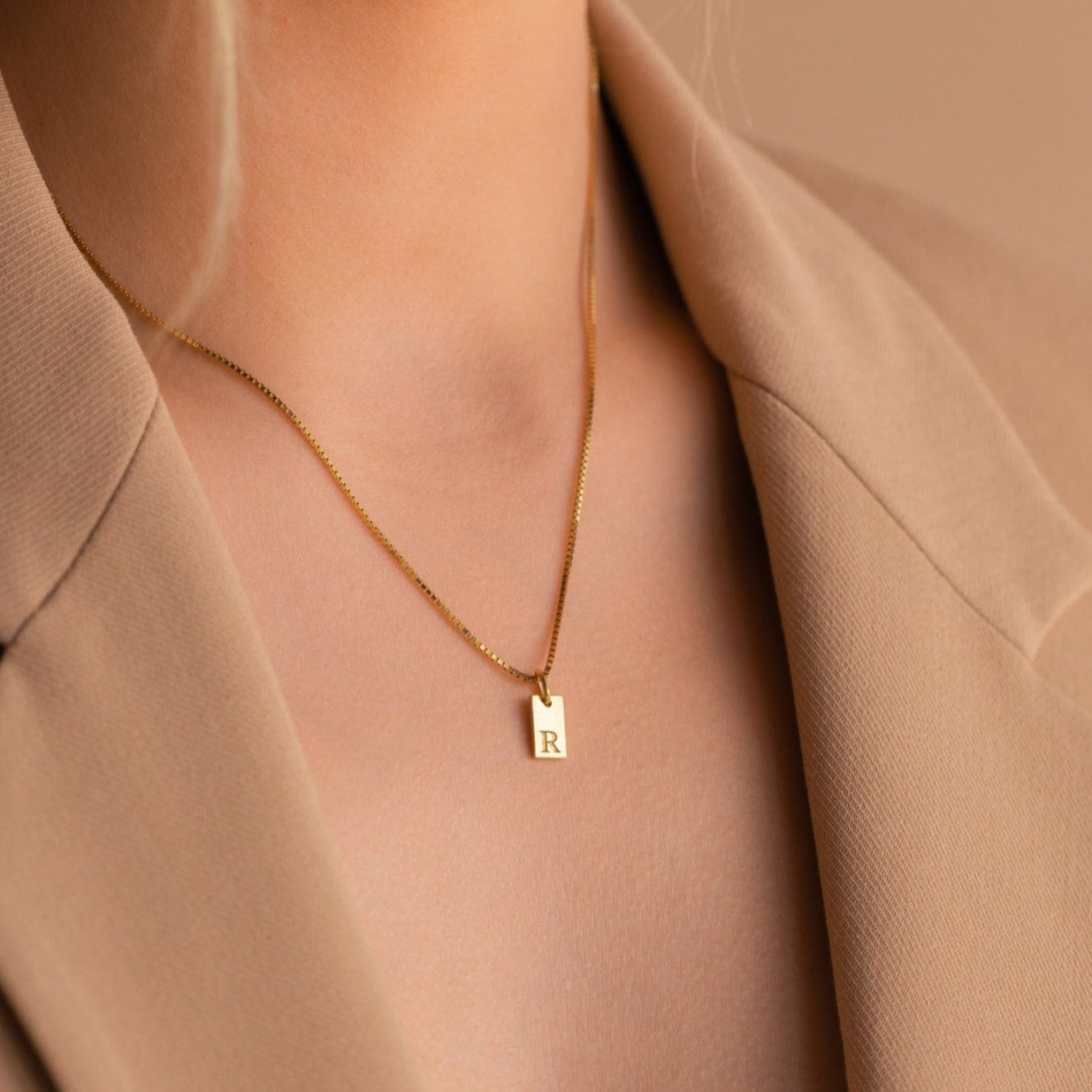 Clara – Collier Mini Tag avec Initiale Personnalisée